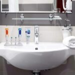 Support pour brosse à dents électrique rouge, bleu et vert avec charge et place pour plusieurs têtes – Image 2