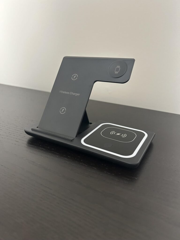 Station de recharge sans fil 3 en 1 pliable sur un bureau en bois foncé