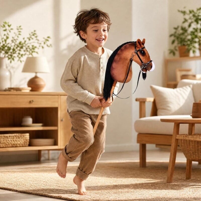 Enfant chevauchant le cheval bâton bai dans un salon lumineux
