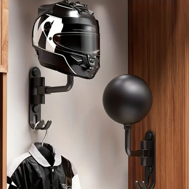 Supports muraux boule pour casques avec un casque de moto et une veste suspendus