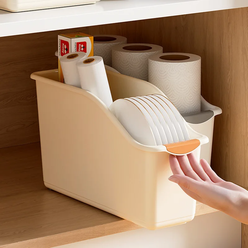 Boîte de rangement en plastique en situation à la maison
