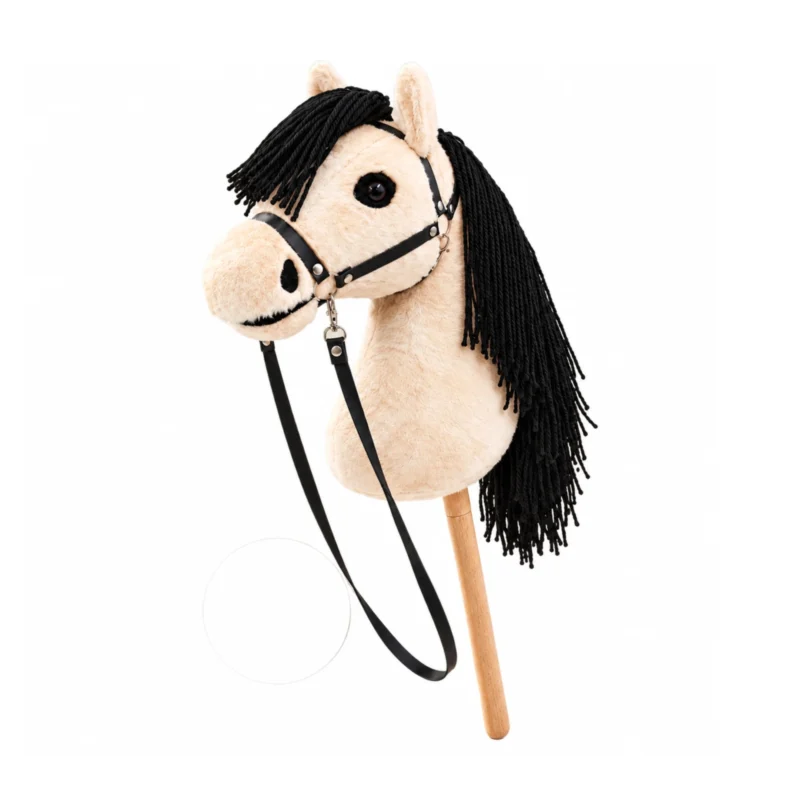 Cheval bâton crème avec crinière et toupet noirs et licol noir avec rênes