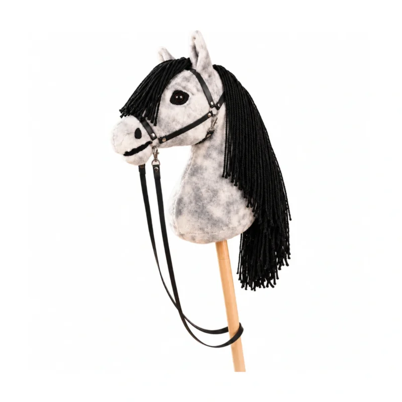 Cheval bâton gris pommelé avec crinière noire et licol noir avec rênes
