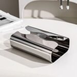 Distributeur de mouchoirs en acier inoxydable sur une table