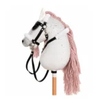 Cheval bâton blanc moucheté avec crinière rose poudré et bride noire avec mouton blanc